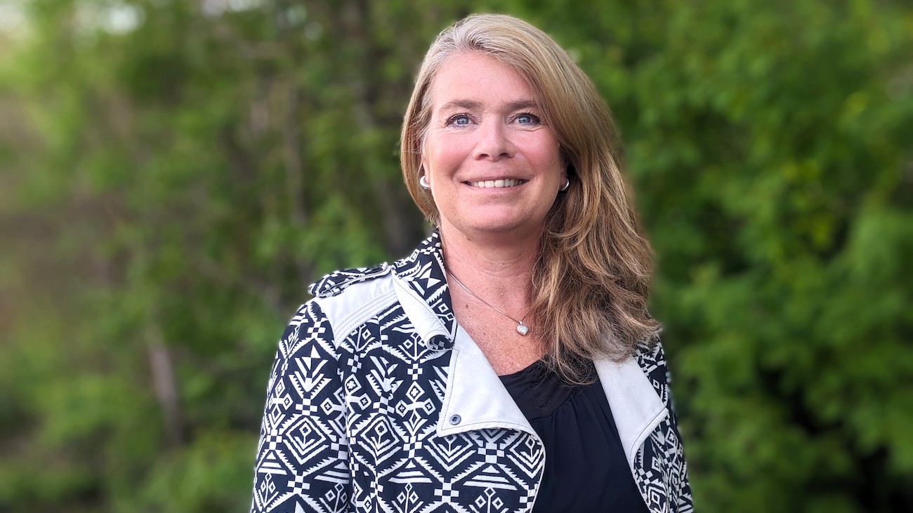 Bilde av Liv Tveter, Econa-medlem og student, sittende i en sofa.