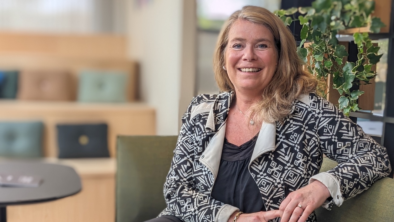 Bilde av Liv Tveter, Econa-medlem og student, sittende i en sofa.