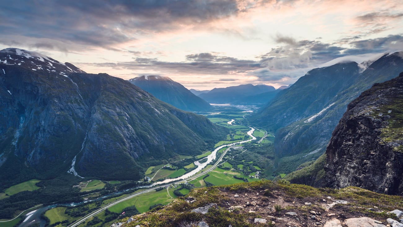 Naturlandskap med fjell og dal.