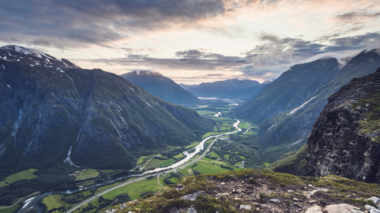 Naturlandskap med fjell og dal.