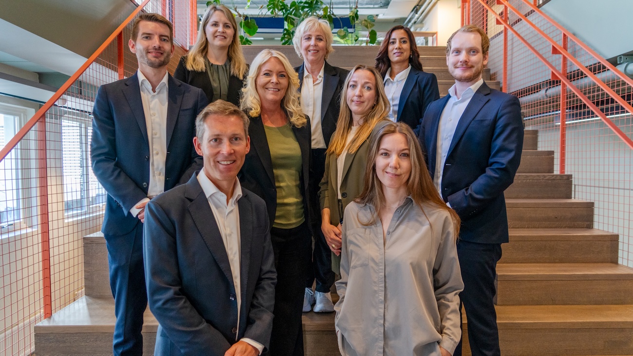 Gruppebilde av ansatte i arbeidslivsavdelingen i Econa oppstilt i en trapp.