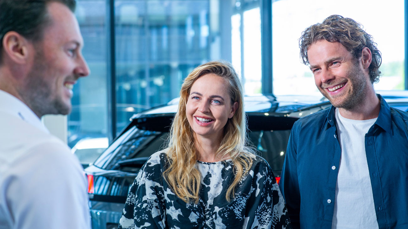 Smilende Econa-medlemmer kjøper bil med rabatt hos Bertel O. Steen