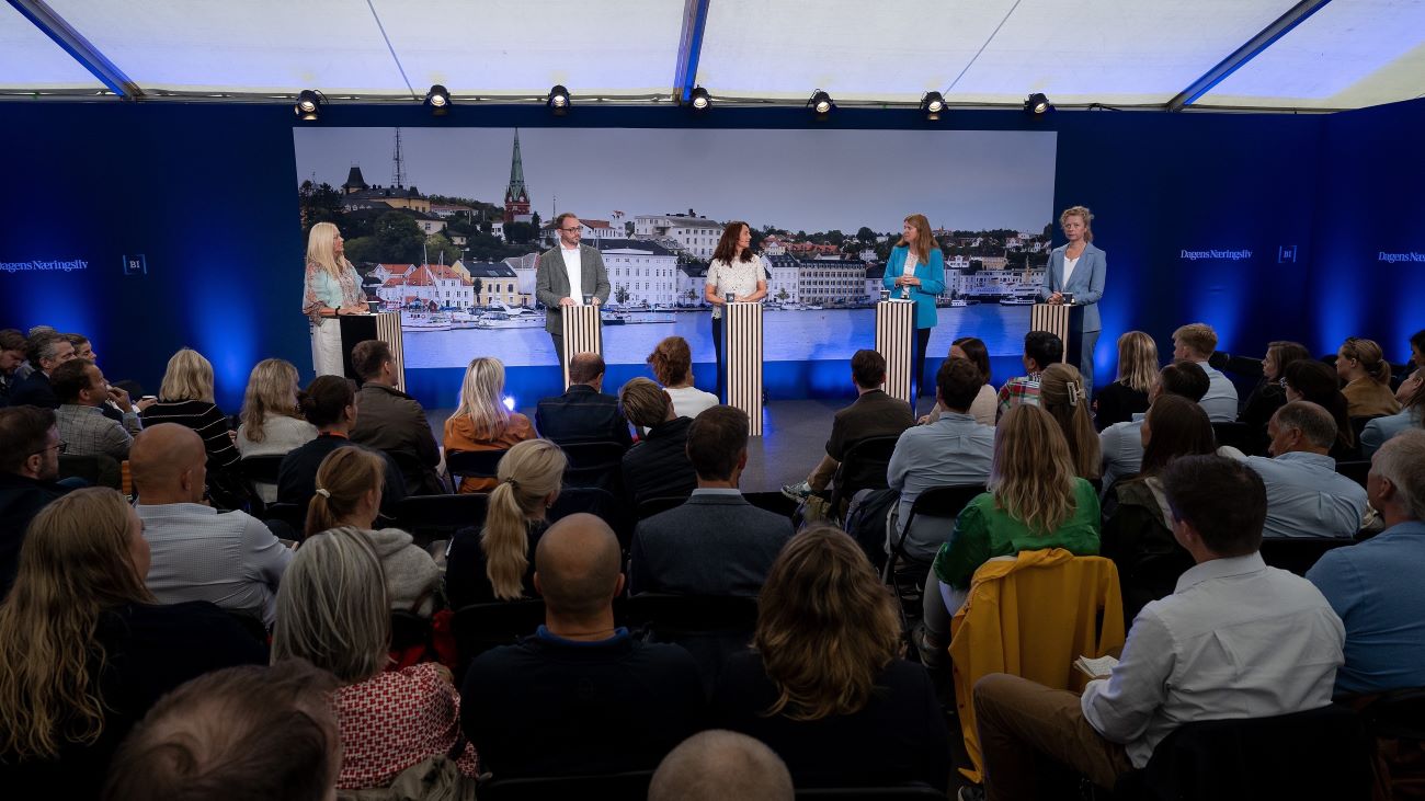 Paneldebatt med mange tilskuere