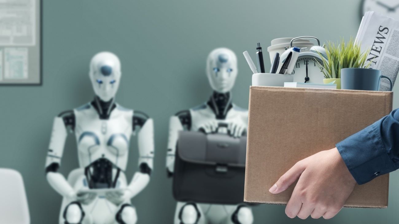 To AI-roboter som venter på tur i jobbintervju, mens en menneskelig ansatt er sagt opp.