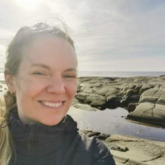 Kvinne som tar en selfie i solen.