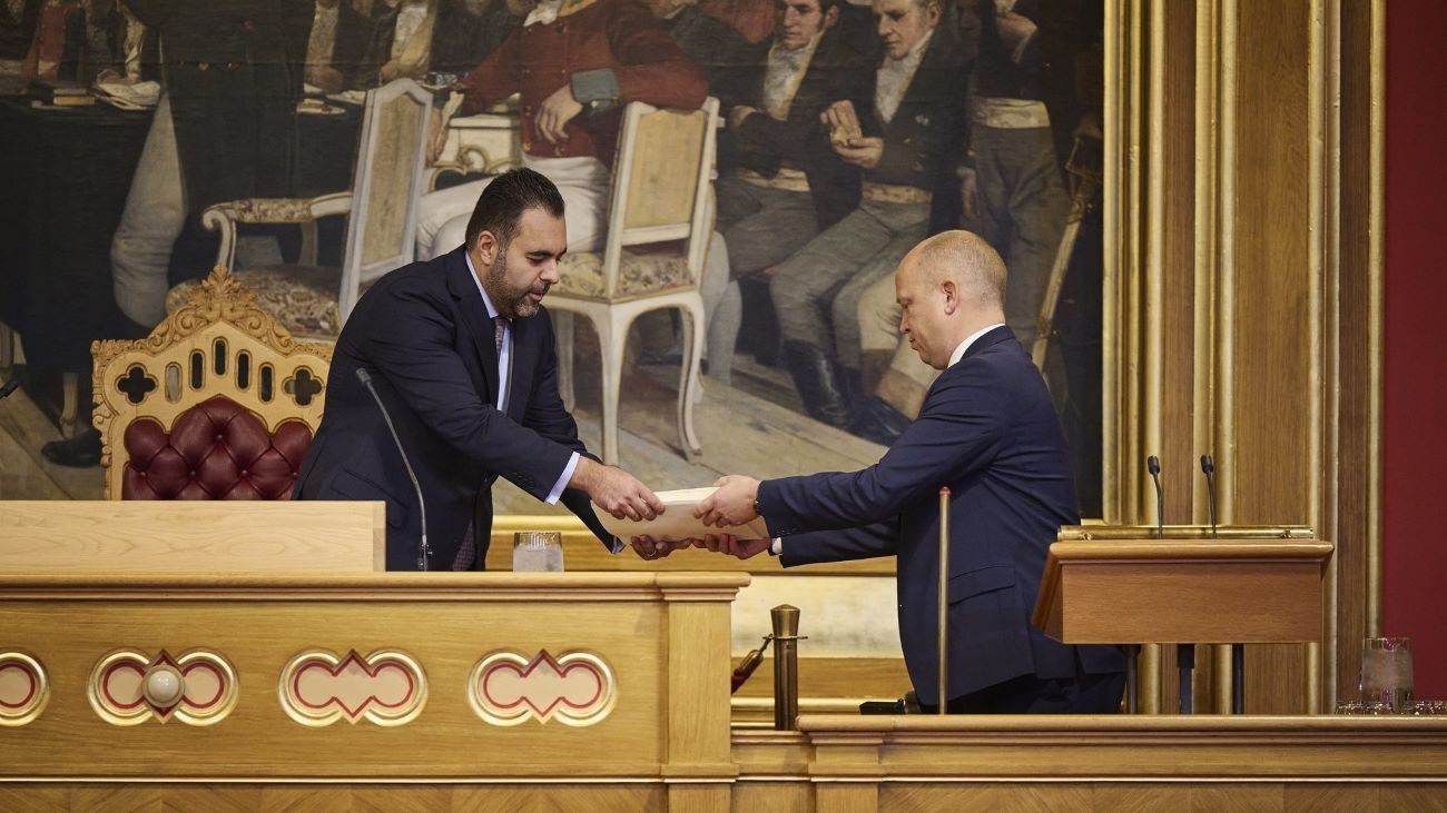 Finansminister Trygve Slagsvold Vedum (Sp) og stortingspresident Masud Gharahkhani på Stortinget under statsbudsjettet 2024.