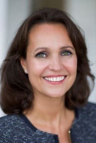 Portettfoto av smilende kvinne.