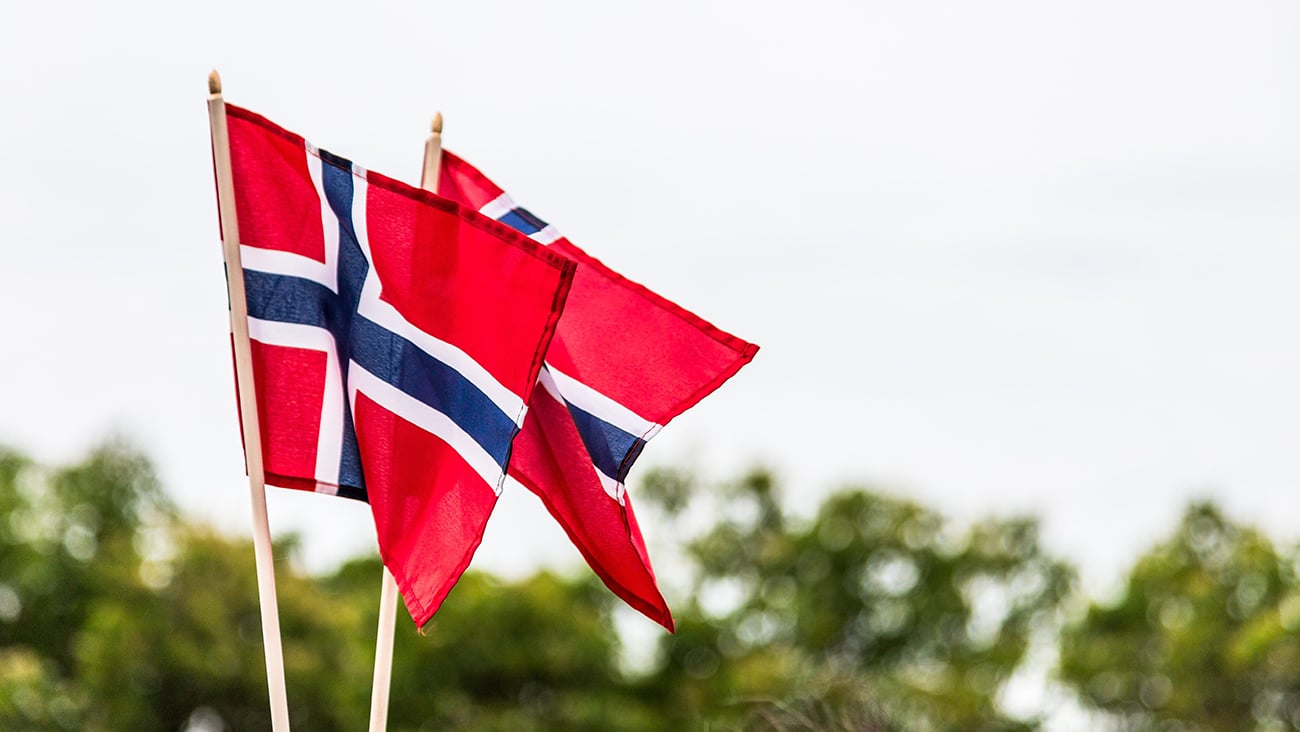 To norske bordflagg vaier i vinden