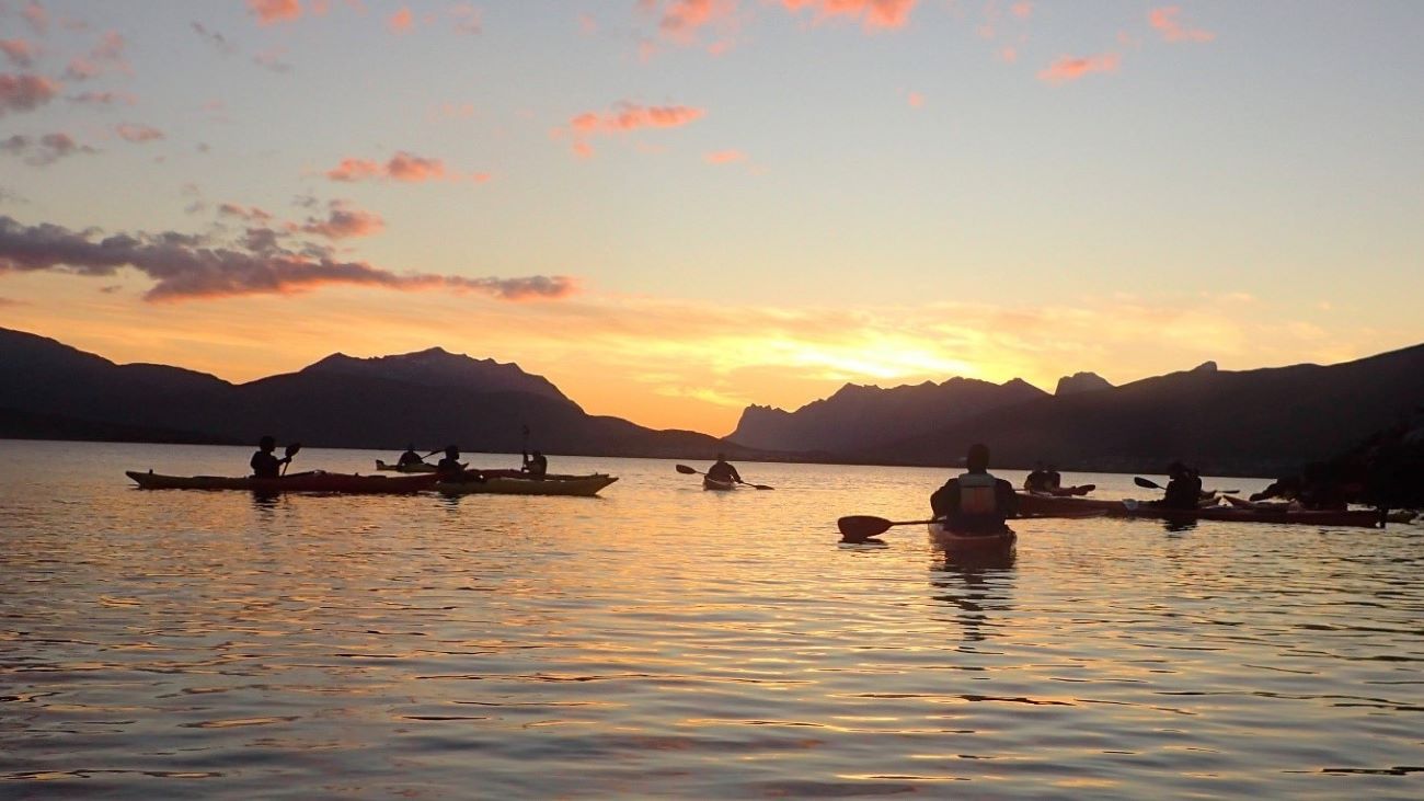 Kajakker på vannet i solnedgangen, Econa