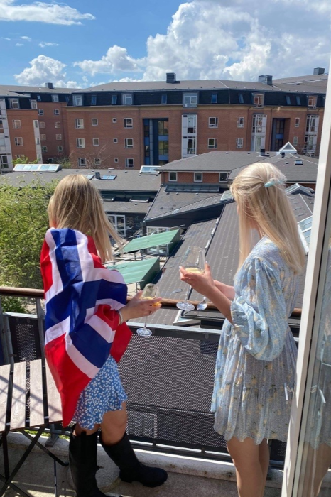 To jenter på en balkong i København CBS - Econa