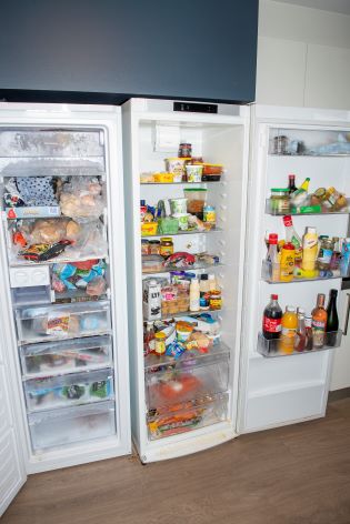 Åpent kjøleskap med masse mat