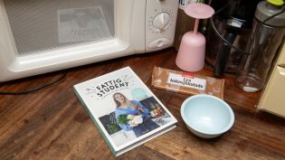 Fattigstudents sin kokebok på en kjøkkenbenk