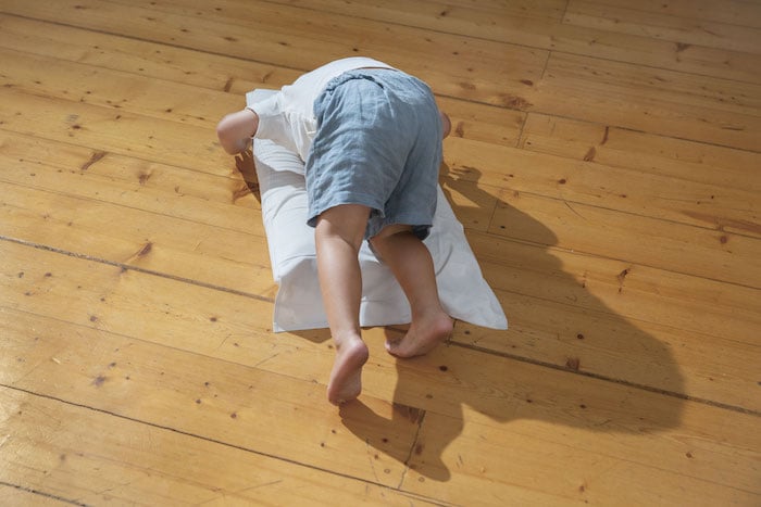 Ett barn leker på gulvet
