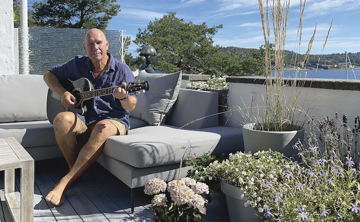 Tor Wallin Andreassen spiller gitar på terrassen