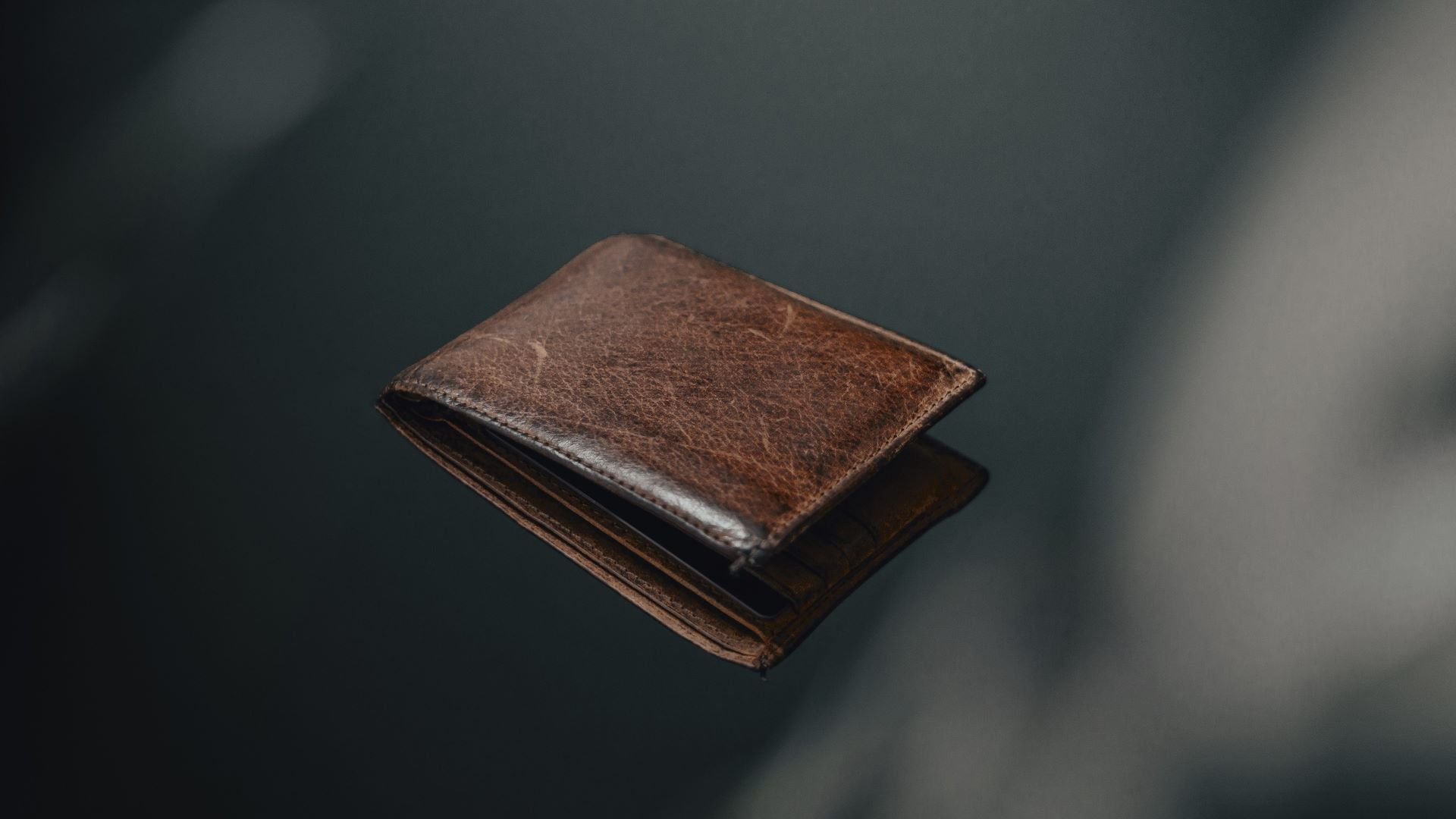 En lommebok i brunt skinn.