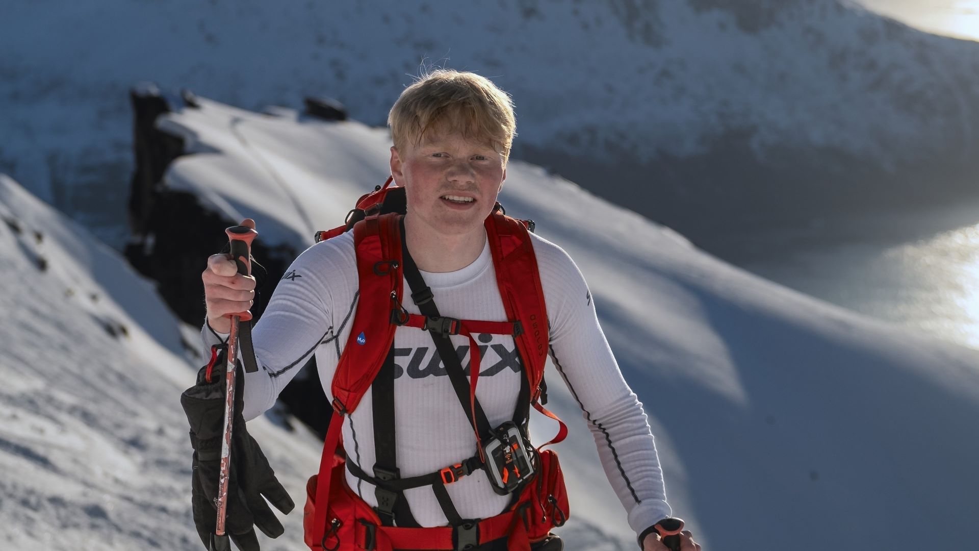 En ung mann på tur i fjellet på randonee ski.