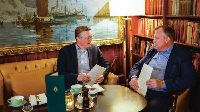 To mannlige kollegaer som drikker te på hotell Bristol i Oslo.
