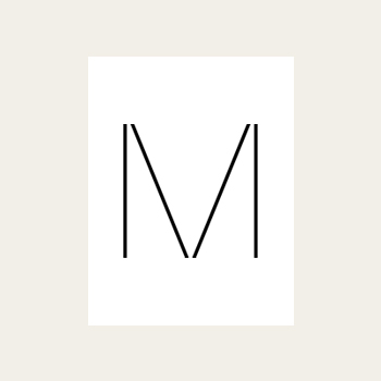 En svart, stor "M" på hvit bakgrunn, som illustrerer logoen til Econas medlemsmagasin Magma.